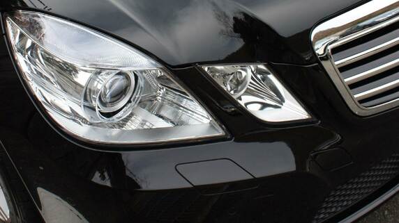 「これが一番落ち着くんです」築25年・1Kアパート暮らしの71歳男性が〈ひときわ存在感のある黒いベンツ〉を所有する理由