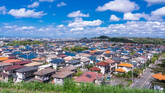 賃貸派・持ち家派…マイホーム論争、50代が「過去の自分の判断」を振り返る