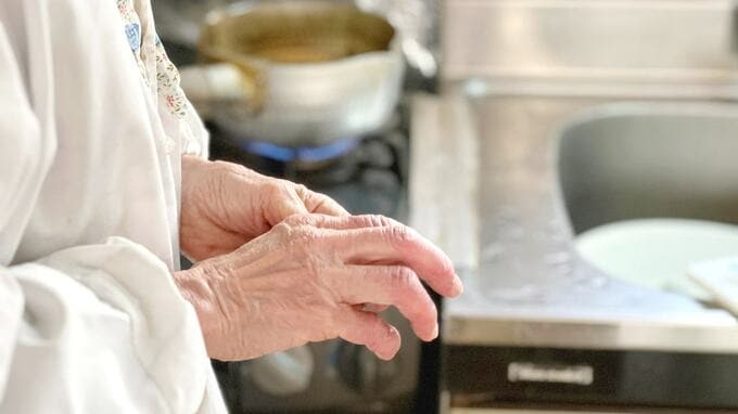 「助けてほしいの」82歳母からの深夜の電話。駆けつけた長男が実家で目にした〈信じ難い光景〉