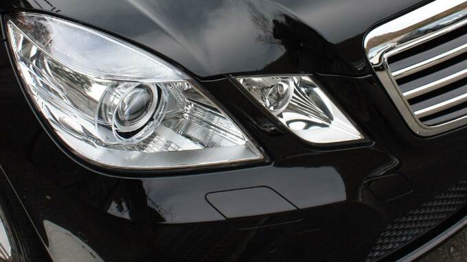 「これが一番落ち着くんです」築25年・1Kアパート暮らしの71歳男性が〈ひときわ存在感のある黒いベンツ〉を所有する理由