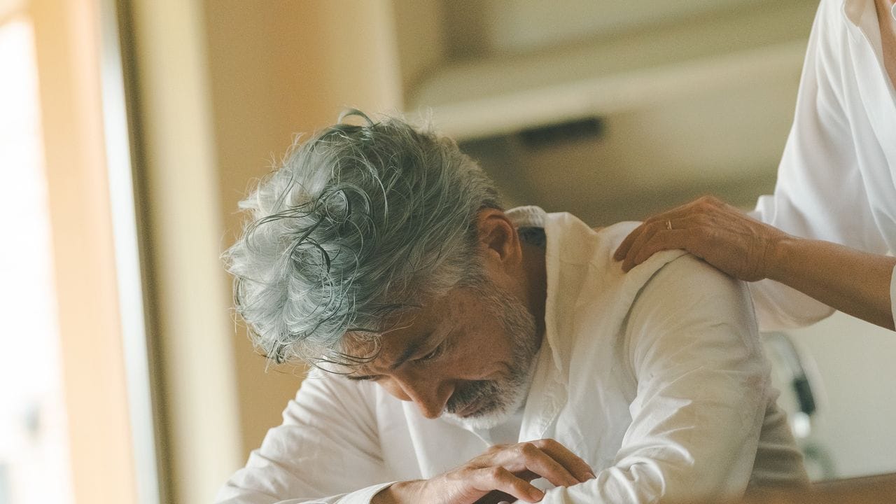 「お盆は帰らなくていいよ」76歳母の優しい嘘に甘え、帰省キャンセルの53歳長男を襲う深すぎる後悔