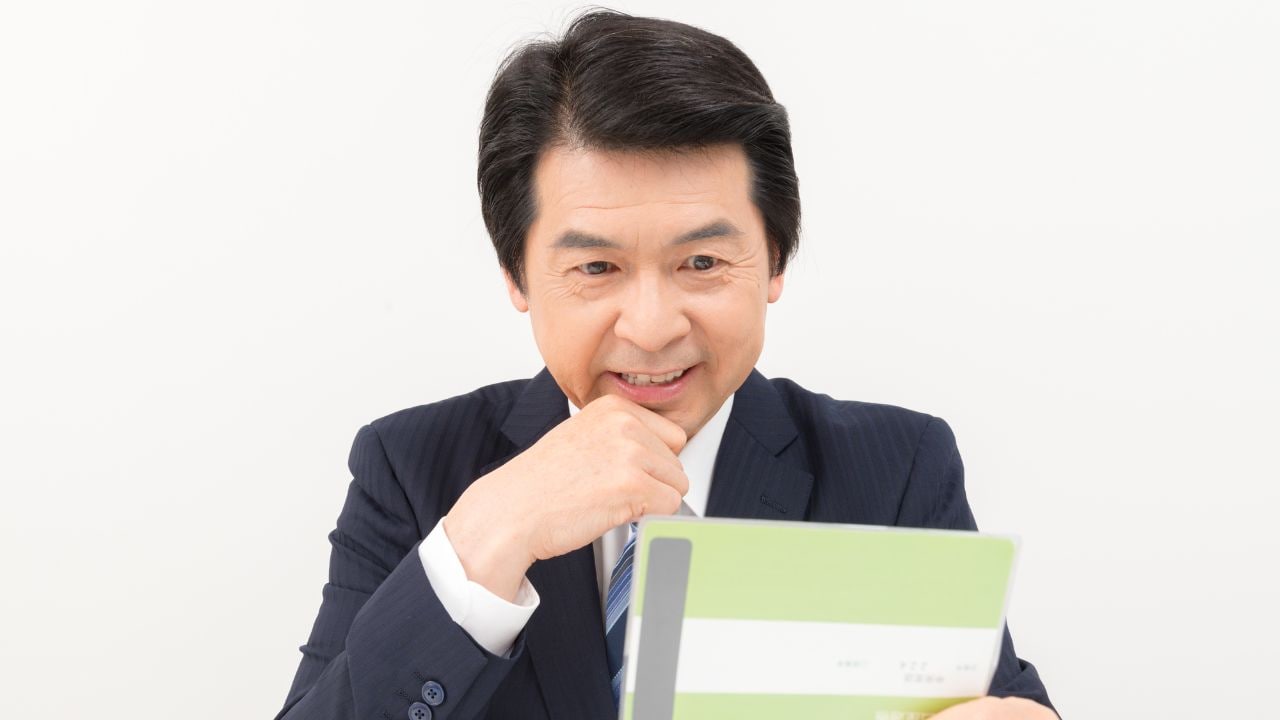 「今さら遅いですよ」と笑われた、貯金100万円・50歳の万年係長。「月5万円の積立投資」を始めたが…60歳定年の日、通帳を見た妻が涙したワケ