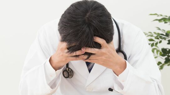 年金40万円、貯金8,000万円で余裕の50代医師夫婦、老後と子の医学部受験のために始めた「マンション投資」で大失敗…目も当てられない絶望までの顛末【FPが解説】