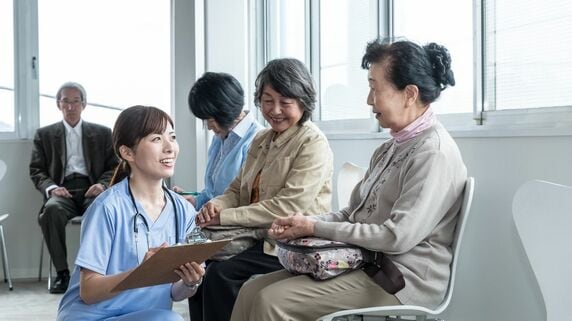 「診察のためだけじゃないんです」…待合室で繰り広げられる談笑。年金月14万円・81歳女性が足繁く病院へ向かう“もう一つの目的” 
