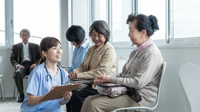 「診察のためだけじゃないんです」…待合室で繰り広げられる談笑。年金月14万円・81歳女性が足繁く病院へ向かう“もう一つの目的” 