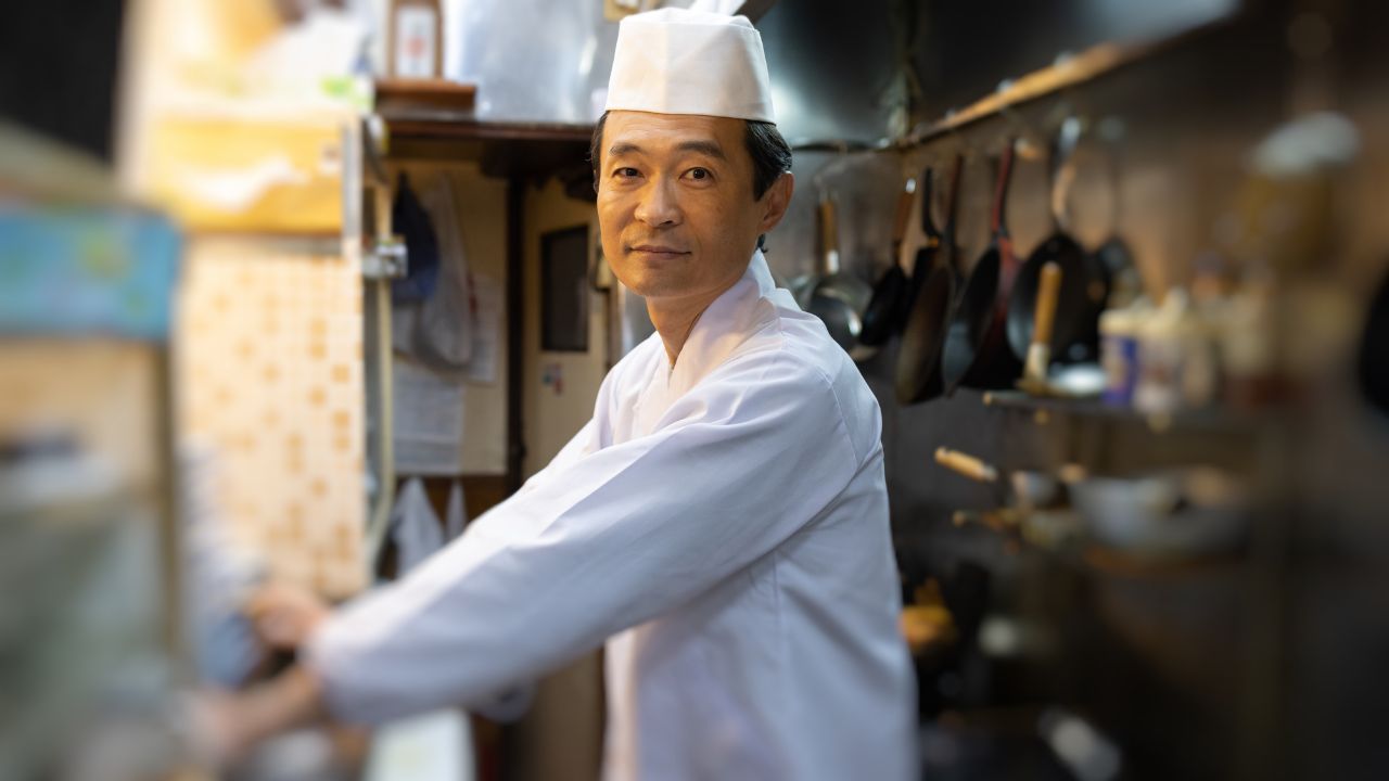 こんな姿、見られたくなかった…「最高月収200万円」と噂される66歳元部長、40代元部下と鉢合わせした「意外すぎる場所」