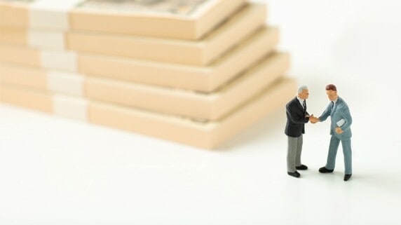 株主が企業から受け取る「株式」、銀行が企業から受け取る「借用証書」…それぞれの3つの重要項目とは？【経済評論家が解説】