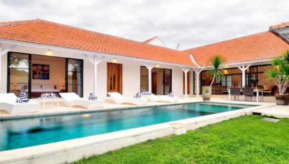 チャングーの広々リビング ３ベッドルームヴィラ