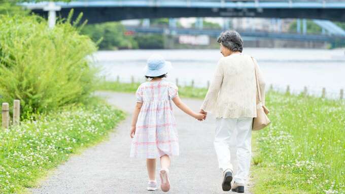 「帰宅後の静けさに、ほっとしてしまうんです」年金月22万円・貯蓄2,500万円の68歳女性。周囲の祖母仲間の“孫自慢”を横目に感じていた〈小さな違和感〉