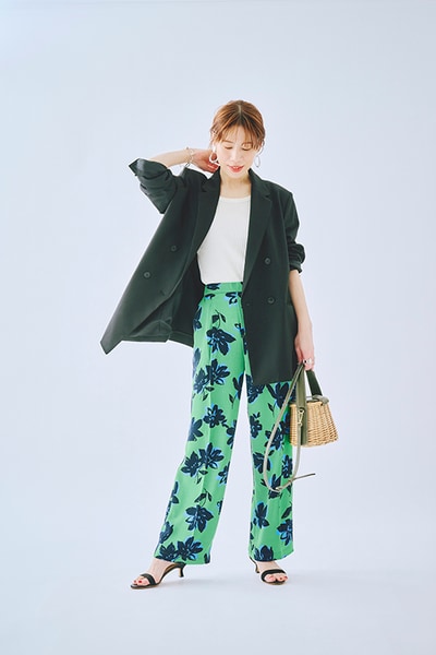 スカートGU（ジーユー）　ジャケット GU（ジーユー）〈一部店舗のみ販売〉　Tシャツ UNIQLO（スタイリスト私物　）ピアス 3COINS　ネックレス、ブレスレット ラピュイ（キャセリーニ）　バッグ ル・ベルニ（キャセリーニ）　サンダル EVOL