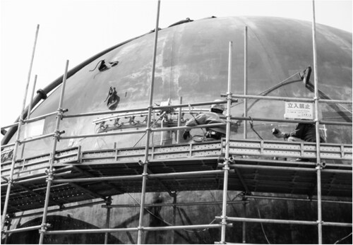 解体準備で足場を組んで、切断装置を取り付ける