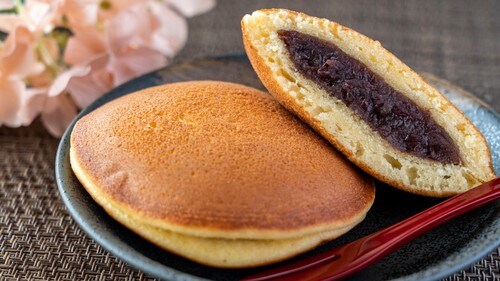 「最近のハンバーガーは小さくなったなぁ~」と認知症父。(※写真はイメージです/PIXTA)