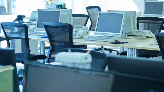 派遣社員、契約社員が多いほど…（画像はイメージです／PIXTA）