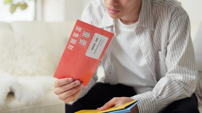 「父の年金が差し押さえられる…？」〈年金月16万円〉82歳父の家に届いていた“赤い封筒”。54歳息子が放置を悔やんだ理由