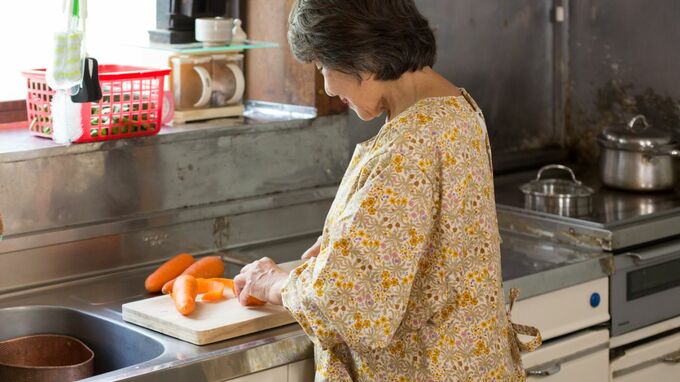 いつまで「お母さん」やらなきゃいけないんでしょうか…年金20万円・78歳主婦の深刻な嘆き。独り立ちしない50歳長男・47歳次男の世話をする余生に疲弊