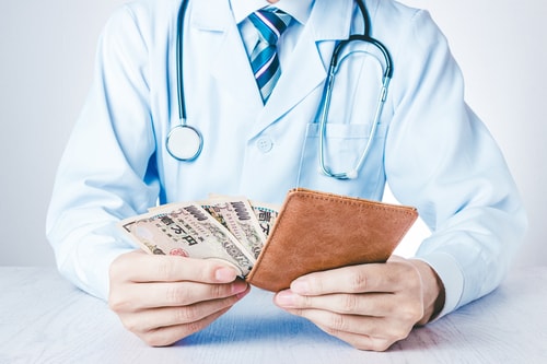たいていの勤務医は高給なため、お金に無頓着だ。 （画像はイメージです／PIXTA）