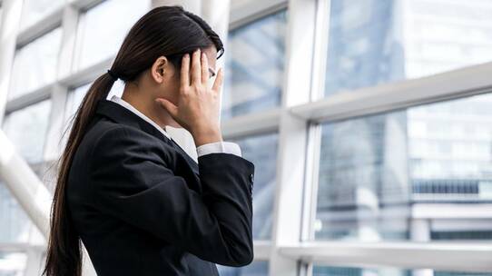 突然のめまい…重篤なリスクも。「病院に行くべきタイミング」と「受診すべき科」について医師が解説