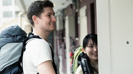 知らない外国人が毎日出入り…まさか自分の物件が「違法民泊」に？ 解除困難な賃貸借契約違反と、オーナーが負うべき法的責任【弁護士が解説】