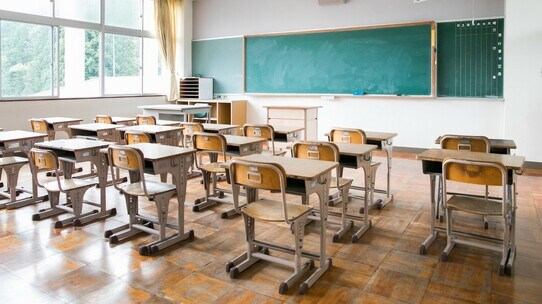 学年とクラスをなくせば「不登校と差別がなくなる」は本当か?【精神科医が解説】