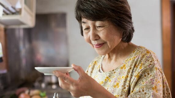 「優しいのね。でも、いらない」…年金月15万円・築40年の古びた家に暮らす73歳母。起業で成功・立派な暮らしをする息子の“ありがたい援助”を固辞する理由