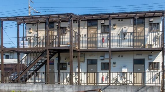 資産1億円・富裕層突入の43歳会社員。「一生困らない資産」を持ちながら築37年「家賃7万円」木造アパートで暮らし続けるワケ