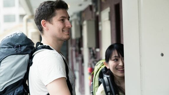 知らない外国人が毎日出入り…まさか自分の物件が「違法民泊」に？ 解除困難な賃貸借契約違反と、オーナーが負うべき法的責任【弁護士が解説】