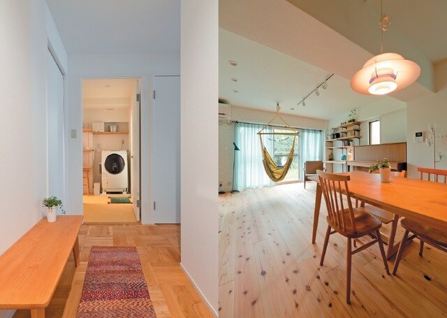 （左）玄関から脱衣場への奥行きと広がり、そしてアートギャッベ。（右）一階のLDKの向こうには庭が。余白のある空間。