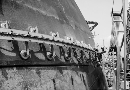 球形タンクを水の力で切っていく