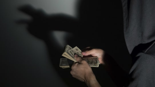 芸人「闇営業」は課税、素人モノマネの「副業」は非課税のワケ