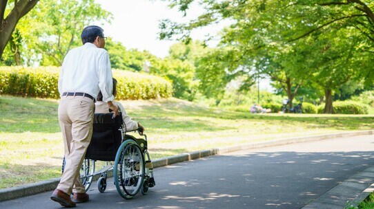 真夏に厚手の布団で…認知症の母に「されるがまま生活」の父