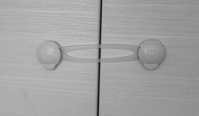 観音開きトビラは開き戸ロックをかけています。これも100円ショップで購入