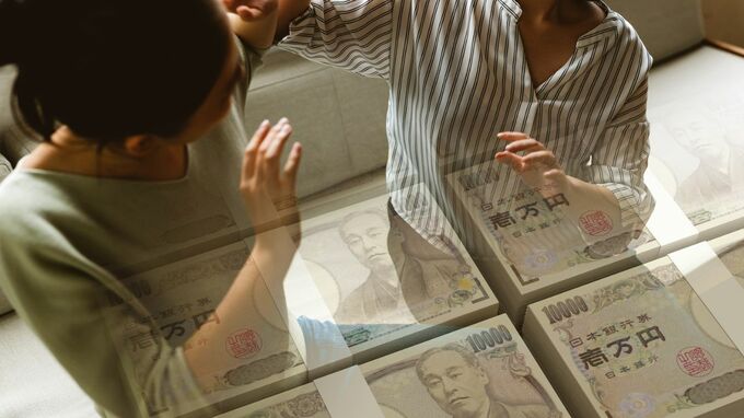 スマホ画面に表示される「7,000,000円」に満足げな45歳女性。「銀行なら安心」と外貨建て保険を契約→実は400万円も“機会損失”していたワケ【FPが解説】