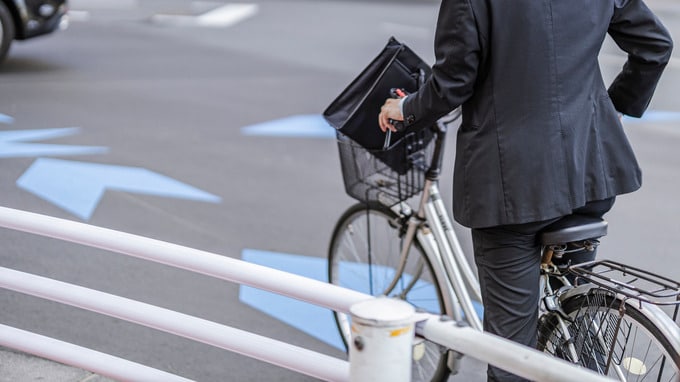 「あの人、バスじゃなくて自転車で通勤してますよ」10か月で12万円のバス代を不正受給していた従業員に社長はカンカン…会社は従業員をクビにできるのか【社労士が解説】