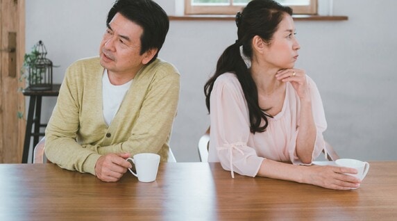 50代自営業男性、専業主婦の妻へ「毎月欠かさず80万円」30年間渡してきたが…思わず離婚を決意した「まさかの貯金残高」と「残念過ぎる言い訳」