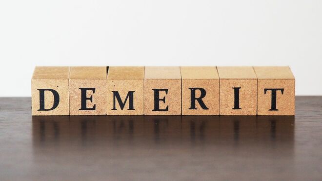 「DEMERIT」と書かれたブロック