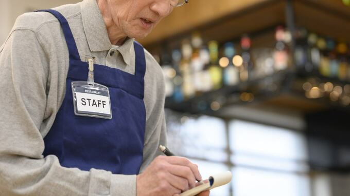 〈年金月15万円・貯金1,800万円〉質素に暮らしていた67歳男性「突然の大出費」で老後破綻寸前→時給1,200円のバイト生活でも前向きな理由