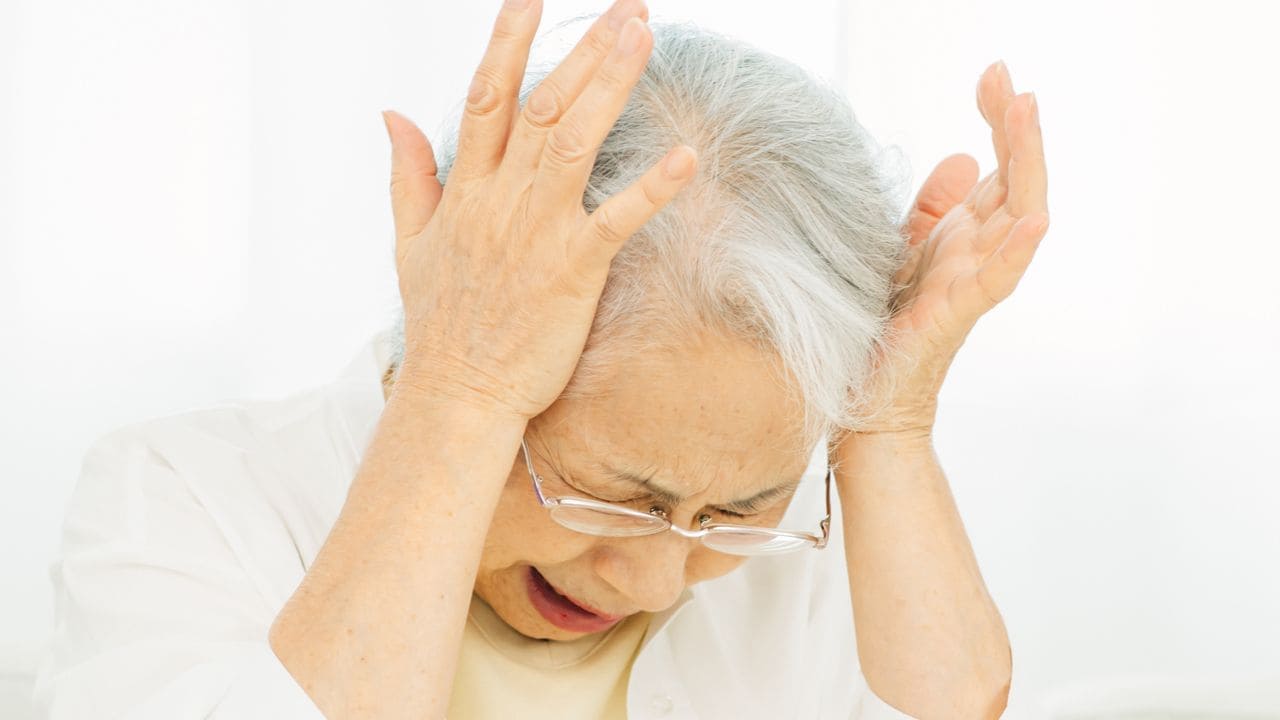 「私、何か悪いことした？」〈年金月15万円〉市営団地で暮らす78歳母、口座から消える〈月10万円〉に恐怖…帰省した〈52歳長男〉が突き止めた「支出の正体」