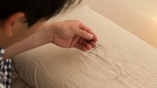 薄毛治療も抜け毛が止まらない!…実はなにも心配いらないワケ【専門医が解説】