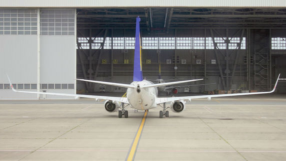 ボーイング、737 MAX墜落で赤字…航空機投資への影響は？