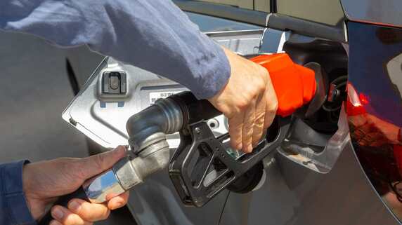 ガソリン価格の「激変緩和措置」10月以降も延長へ…それでも「ガソリン税1リットル53.8円」が下がらない理由 | ゴールドオンライン