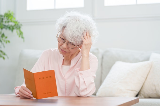 遺族年金「月27万円」のはずでは…？65歳妻が絶句。年金事務所で告げられた〈わずか3万円〉の現実【FPが「遺族年金の注意点」を解説】