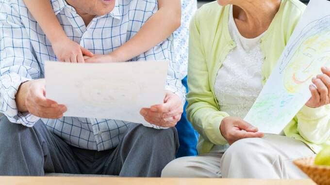 「断りたいのに断れない…」〈年金月28万円・貯蓄2,500万円〉65歳夫婦、愛する孫との時間が重荷になったワケ