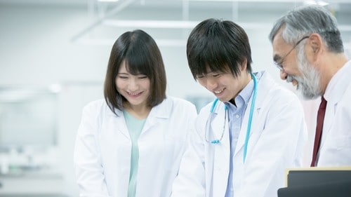 募集人数は少ないが医学部には一般入試の受験以外に「学資編入学」という手段もあるという。（※写真はイメージです／PIXTA）