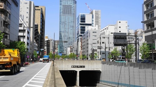 マッカーサー道路が新橋の街を南北に分断した。