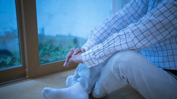 うちとは大違いだ…隣家から響く笑い声に、思わず妬み。〈資産7,600万円〉〈年金月22万円〉潤沢な財産を持つ73歳元会社員が、まんまと800万円を失うまで