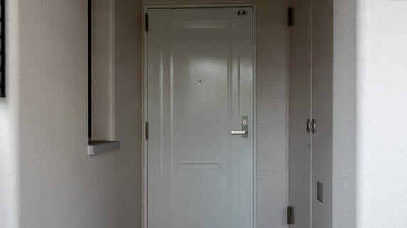 「ドアが変なの…」母からの一報。深夜に実家へ急行した長男が〈玄関で目にした異常〉