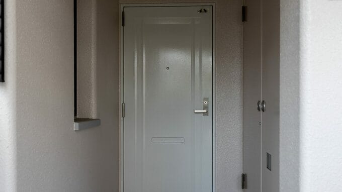 「ドアが変なの…」母からの一報。深夜に実家へ急行した長男が〈玄関で目にした異常〉