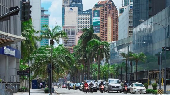 「本当に大丈夫か…」海外旅行好き・都内在住だった30代夫婦が、不安のままフィリピンへ移住。実際に暮らしてみて驚いた〈日本との決定的な差〉