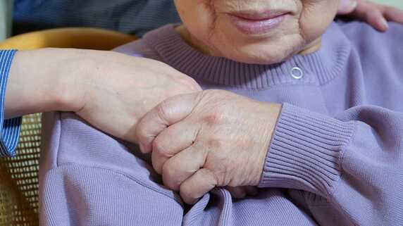 年金月14万円・87歳母、施設入居後の初面会。60歳娘が“思い出の味”を持参するも…思わぬ出来事で心が折れた日