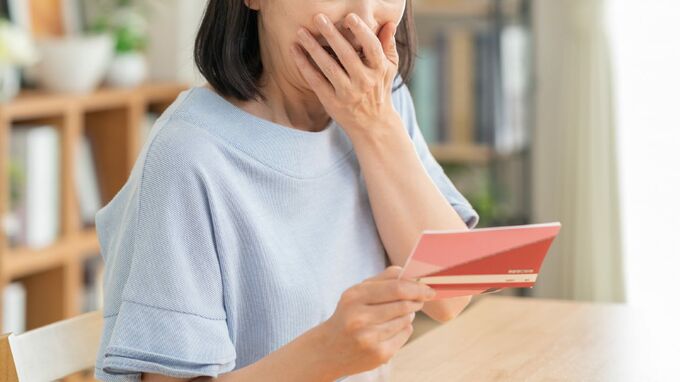 腰が抜けました…年金月8万円・87歳父の通帳に〈現金引き出し800万円〉。興味本位で見た50歳次女、父の告白に愕然